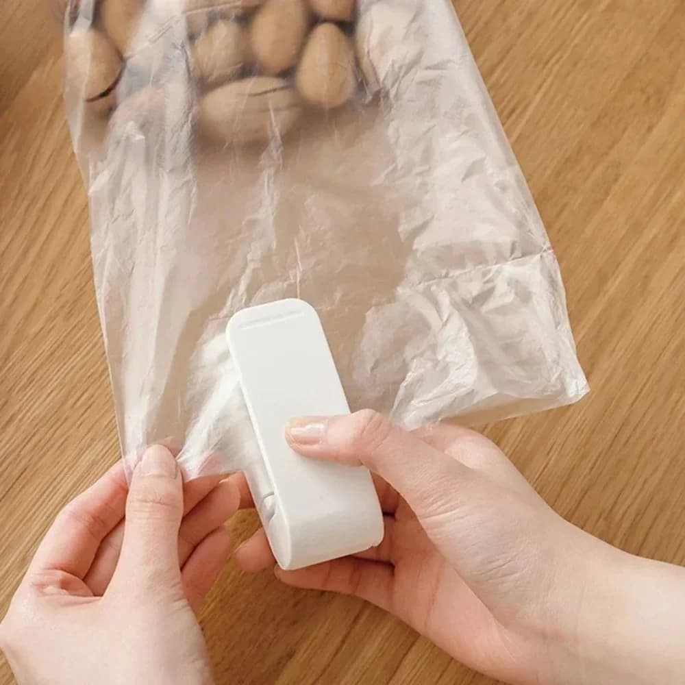 1pc Kitchen Handheld Snack Sealer, Plastic Bag Sealer For Freshness, Easy-To-Use Kitchen Gadge, Portable Heat Sealer Packaging